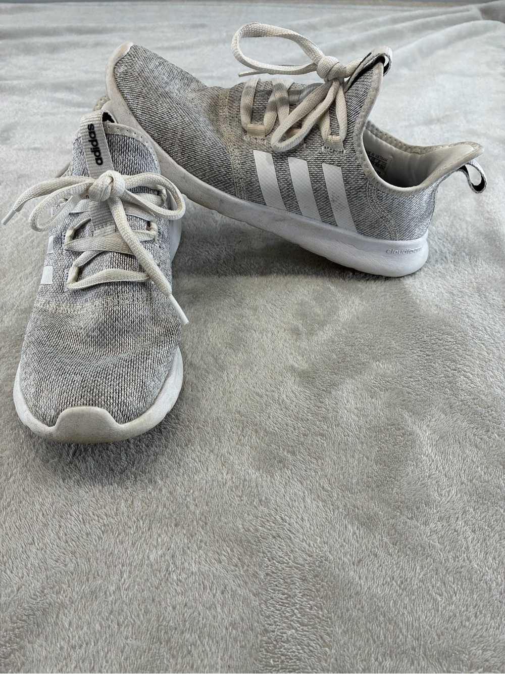 Women’s US 8.5 Adidas Cloudfoam Gray/White Lace-Up Low Top Athletic Sneakers